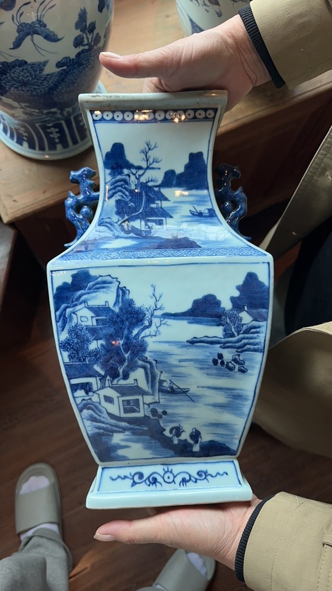 古玩陶瓷山水紋青花四方雙耳瓶真品鑒賞圖