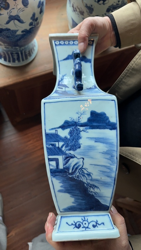 古玩陶瓷山水紋青花四方雙耳瓶真品鑒賞圖