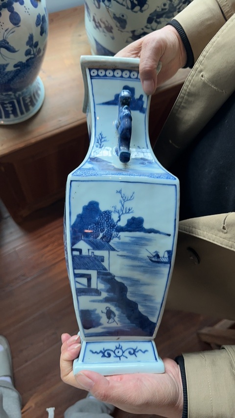 古玩陶瓷山水紋青花四方雙耳瓶真品鑒賞圖