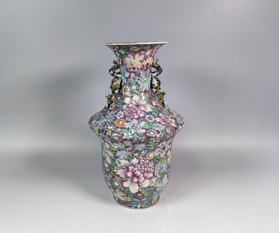 古玩陶瓷民國粉彩百花不落地花卉紋石榴耳賞瓶真品鑒賞圖