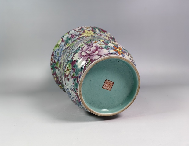 古玩陶瓷民國粉彩百花不落地花卉紋石榴耳賞瓶真品鑒賞圖