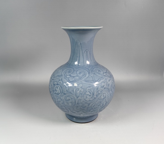 古玩陶瓷晚清民國天藍釉暗刻龍穿花紋賞瓶真品鑒賞圖