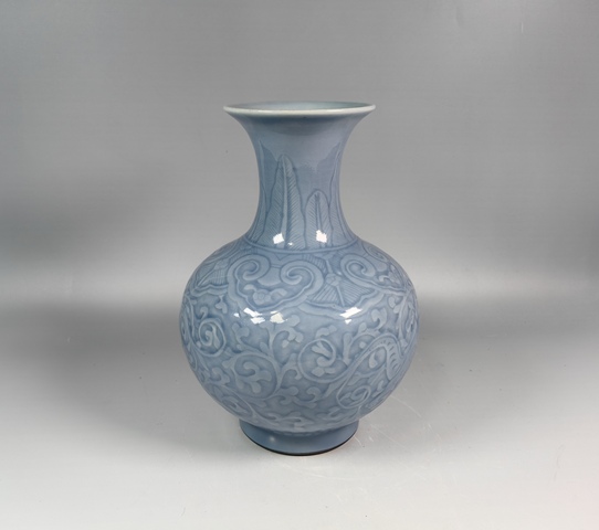 古玩陶瓷晚清民國天藍釉暗刻龍穿花紋賞瓶真品鑒賞圖