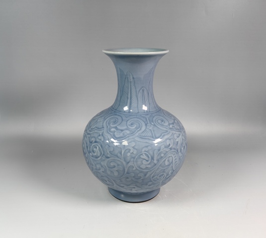 古玩陶瓷晚清民國天藍釉暗刻龍穿花紋賞瓶真品鑒賞圖