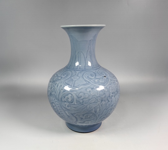 古玩陶瓷晚清民國天藍釉暗刻龍穿花紋賞瓶真品鑒賞圖