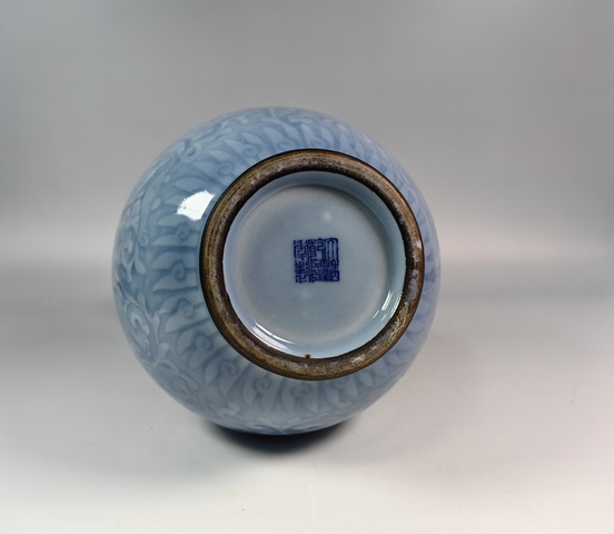 古玩陶瓷晚清民國天藍釉暗刻龍穿花紋賞瓶真品鑒賞圖