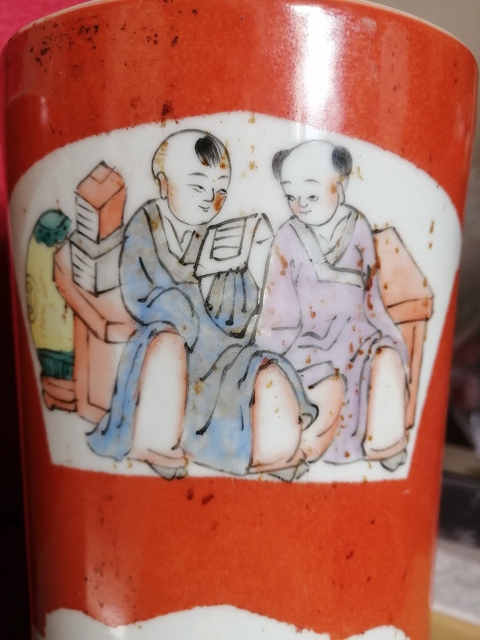 古玩陶瓷創匯期仿民國釩紅彩開窗粉彩人物帽筒真品鑒賞圖