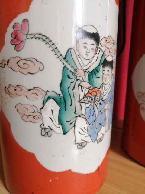 古玩陶瓷創匯期仿民國釩紅彩開窗粉彩人物帽筒真品鑒賞圖