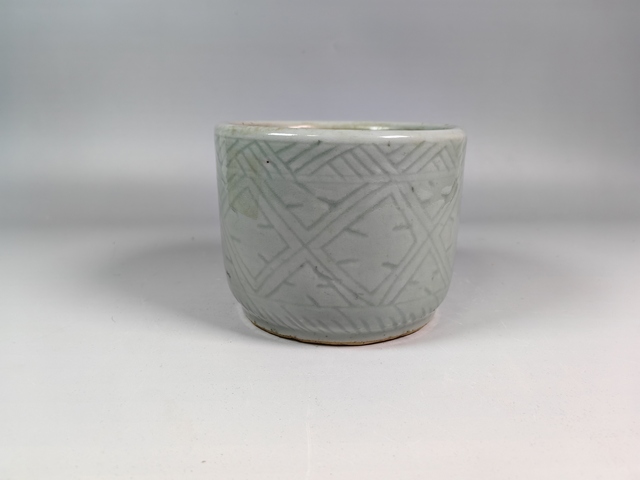 古玩陶瓷清中粉青釉暗刻回紋香爐真品鑒賞圖