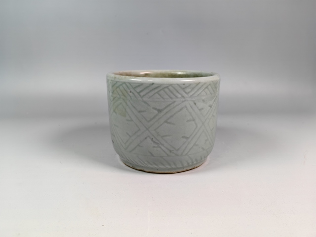 古玩陶瓷清中粉青釉暗刻回紋香爐真品鑒賞圖
