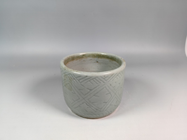 古玩陶瓷清中粉青釉暗刻回紋香爐真品鑒賞圖