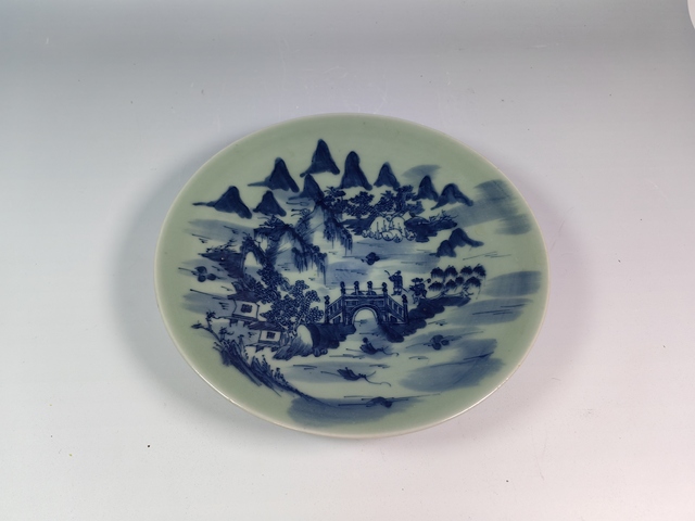 古玩陶瓷清中豆青釉青花風景山水賞盤真品鑒賞圖