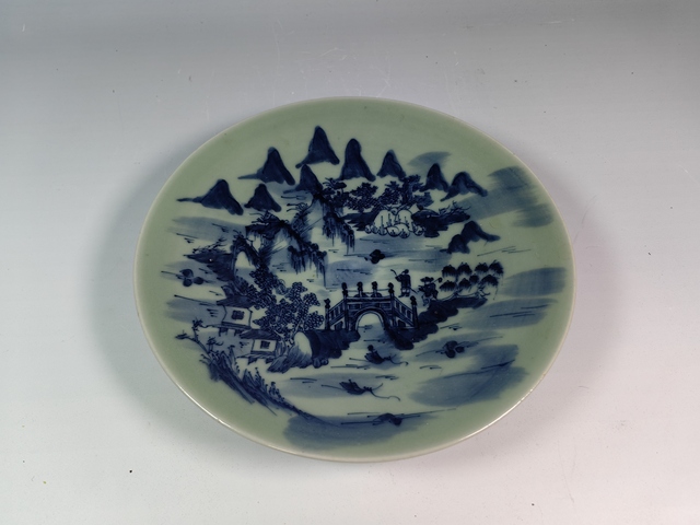 古玩陶瓷清中豆青釉青花風景山水賞盤真品鑒賞圖