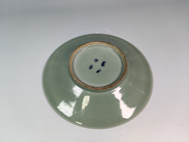 古玩陶瓷清中豆青釉青花風景山水賞盤真品鑒賞圖