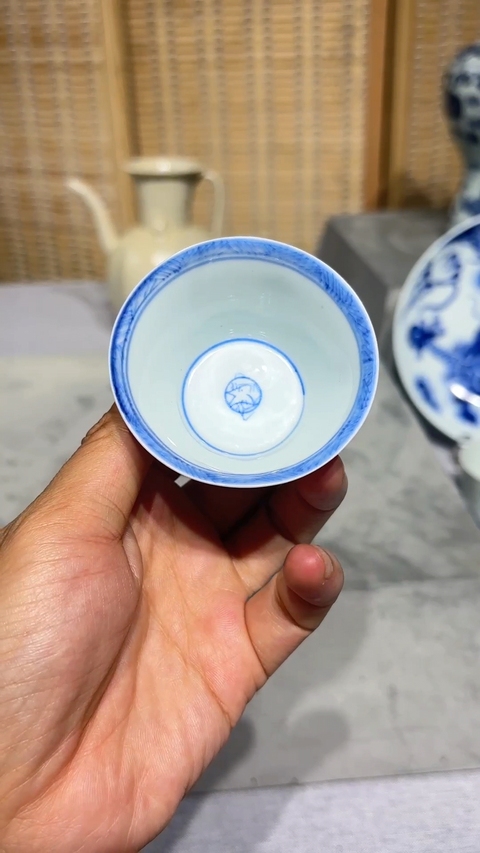 古玩陶瓷康熙青花杯真品鑒賞圖