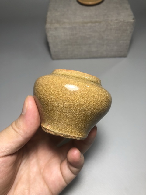古玩陶瓷龍泉青瓷黃釉蓋罐真品鑒賞圖