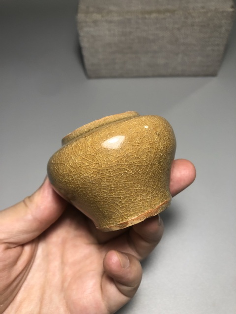 古玩陶瓷龍泉青瓷黃釉蓋罐真品鑒賞圖