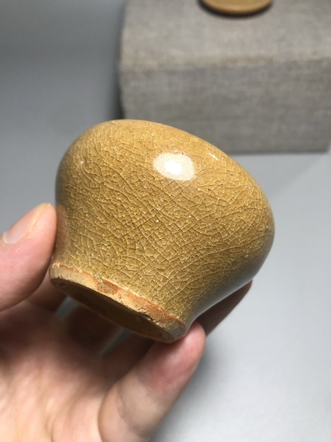 古玩陶瓷龍泉青瓷黃釉蓋罐真品鑒賞圖