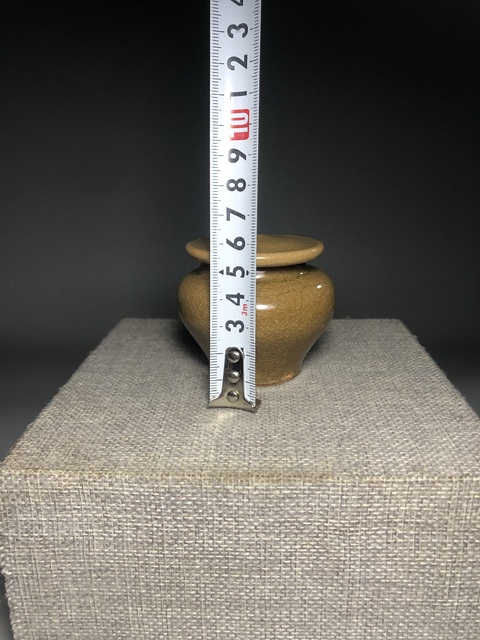 古玩陶瓷龍泉青瓷黃釉蓋罐真品鑒賞圖