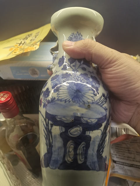 古玩陶瓷豆青釉青花花卉紋雙對獅耳盤口瓶真品鑒賞圖