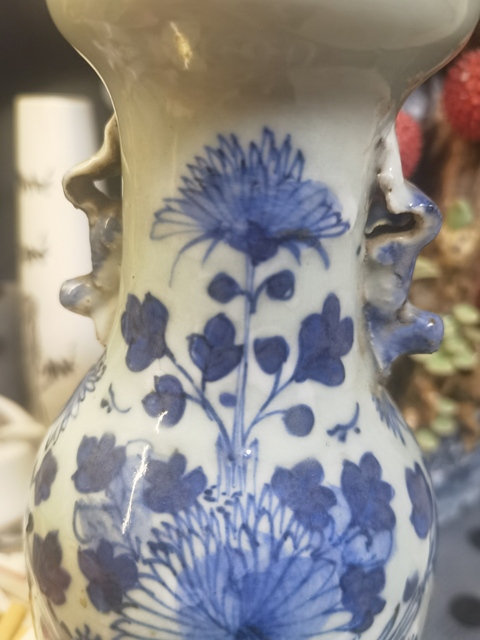 古玩陶瓷豆青釉青花花卉紋雙對獅耳盤口瓶真品鑒賞圖