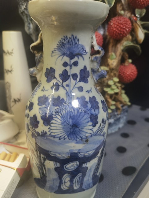 古玩陶瓷豆青釉青花花卉紋雙對獅耳盤口瓶真品鑒賞圖