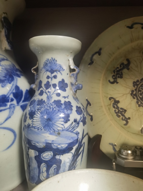 古玩陶瓷豆青釉青花花卉紋雙對獅耳盤口瓶真品鑒賞圖