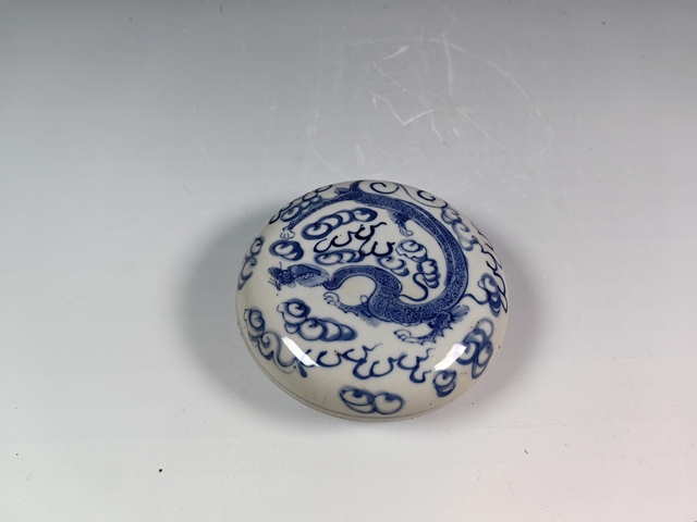古玩陶瓷清晚煨瓷云龍紋青花印泥盒真品鑒賞圖