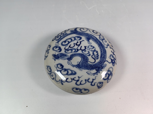 古玩陶瓷清晚煨瓷云龍紋青花印泥盒真品鑒賞圖