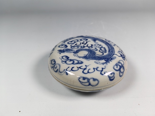 古玩陶瓷清晚煨瓷云龍紋青花印泥盒真品鑒賞圖
