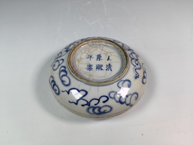 古玩陶瓷清晚煨瓷云龍紋青花印泥盒真品鑒賞圖