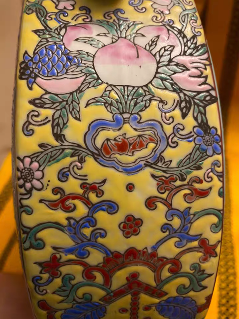 古玩陶瓷粉彩抱月瓶真品鑒賞圖