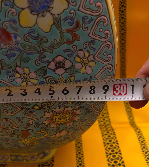 古玩陶瓷粉彩抱月瓶真品鑒賞圖