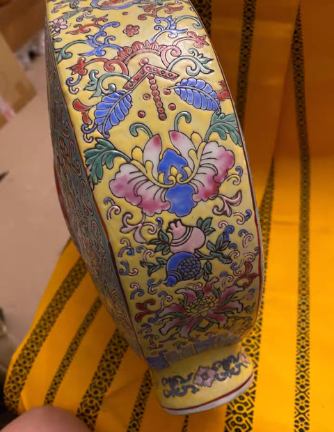 古玩陶瓷粉彩抱月瓶真品鑒賞圖