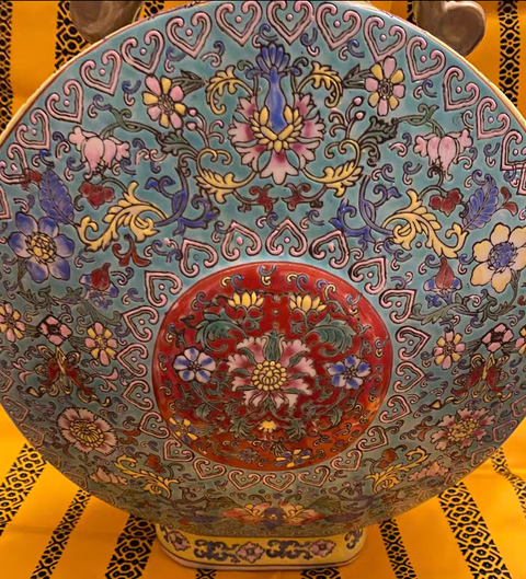 古玩陶瓷粉彩抱月瓶真品鑒賞圖