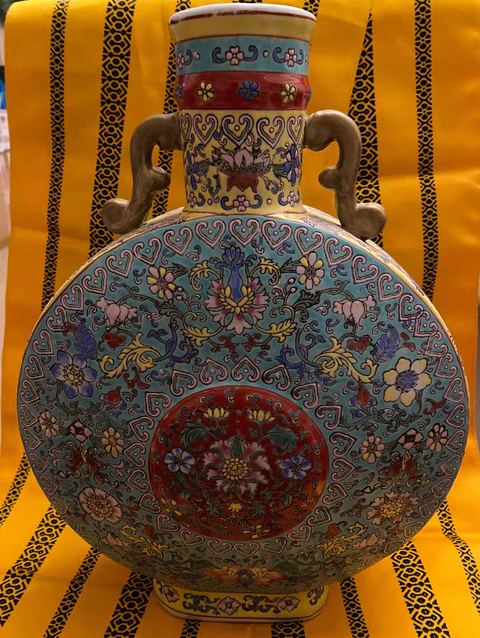 古玩陶瓷粉彩抱月瓶真品鑒賞圖