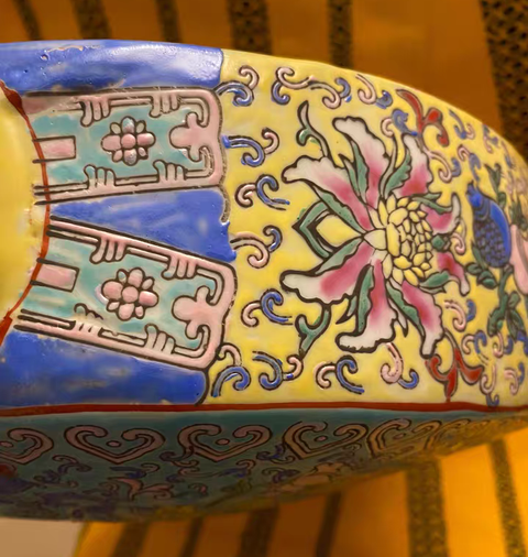 古玩陶瓷粉彩抱月瓶真品鑒賞圖