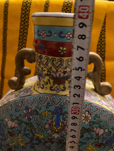 古玩陶瓷粉彩抱月瓶真品鑒賞圖