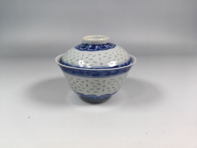 古玩陶瓷清道光青花花卉紋玲瓏瓷茶蓋杯真品鑒賞圖