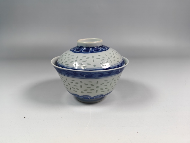 古玩陶瓷清道光青花花卉紋玲瓏瓷茶蓋杯真品鑒賞圖