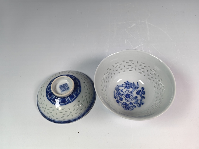 古玩陶瓷清道光青花花卉紋玲瓏瓷茶蓋杯真品鑒賞圖