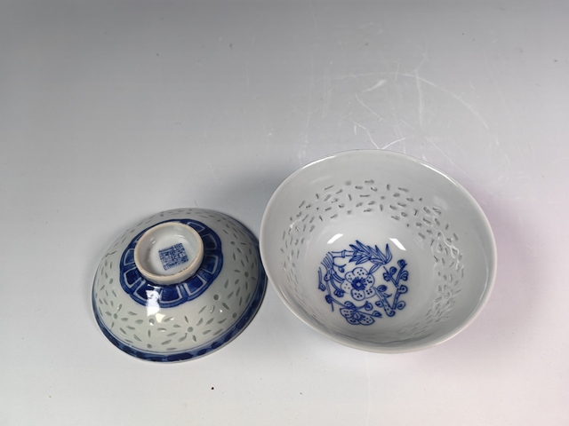 古玩陶瓷清道光青花花卉紋玲瓏瓷茶蓋杯真品鑒賞圖