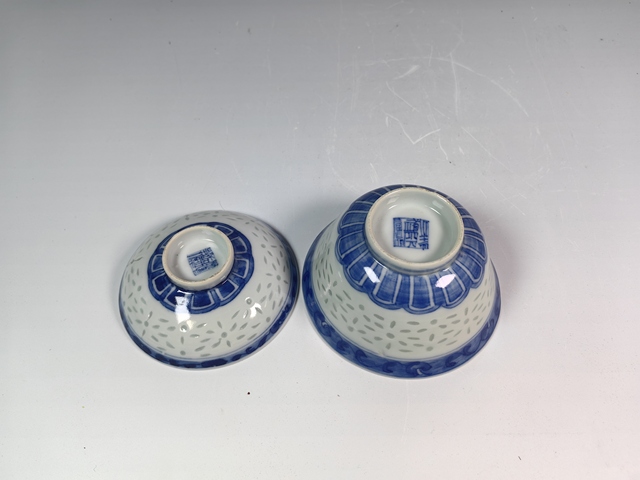 古玩陶瓷清道光青花花卉紋玲瓏瓷茶蓋杯真品鑒賞圖