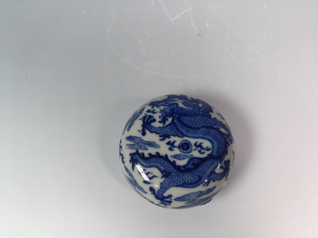 古玩陶瓷清晚龍趕珠紋青花印泥盒真品鑒賞圖