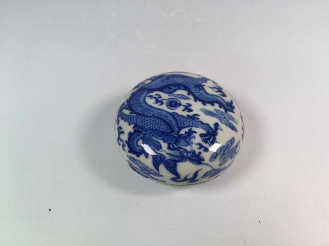 古玩陶瓷清晚龍趕珠紋青花印泥盒真品鑒賞圖