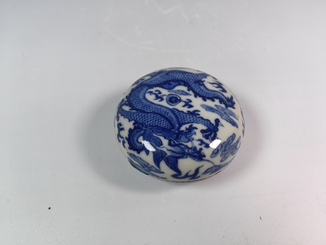 古玩陶瓷清晚龍趕珠紋青花印泥盒真品鑒賞圖