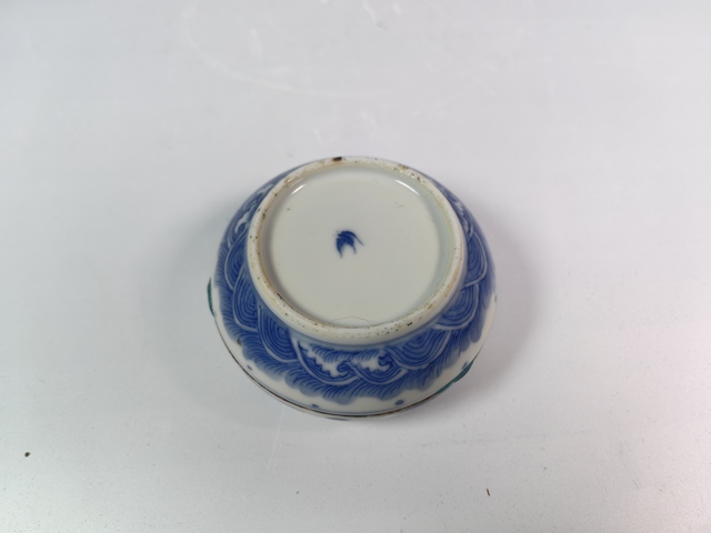古玩陶瓷清晚龍趕珠紋青花印泥盒真品鑒賞圖