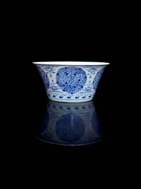 古玩陶瓷線描團花紋馬蹄碗真品鑒賞圖