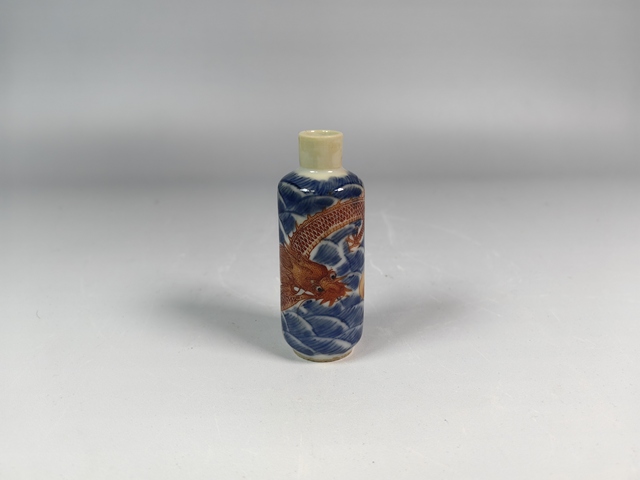 古玩陶瓷光緒光緒青花礬紅龍趕珠鼻煙壺真品鑒賞圖