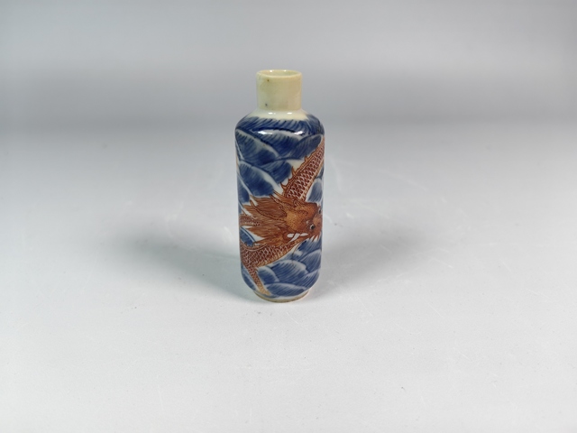 古玩陶瓷光緒光緒青花礬紅龍趕珠鼻煙壺真品鑒賞圖